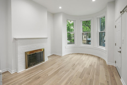 Living room with fireplace and large windows - Luxury property for sale in Washington
