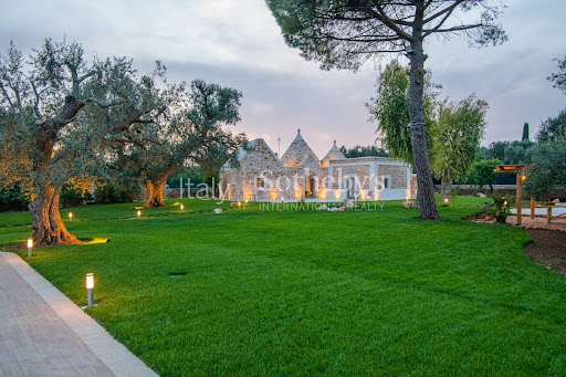 Villa with pool and garden 2
