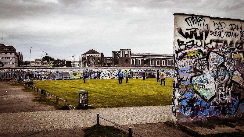 Berlino, nel Muro. Oggi uno spazio dentro la città, ieri fuori dal mondo di framas03