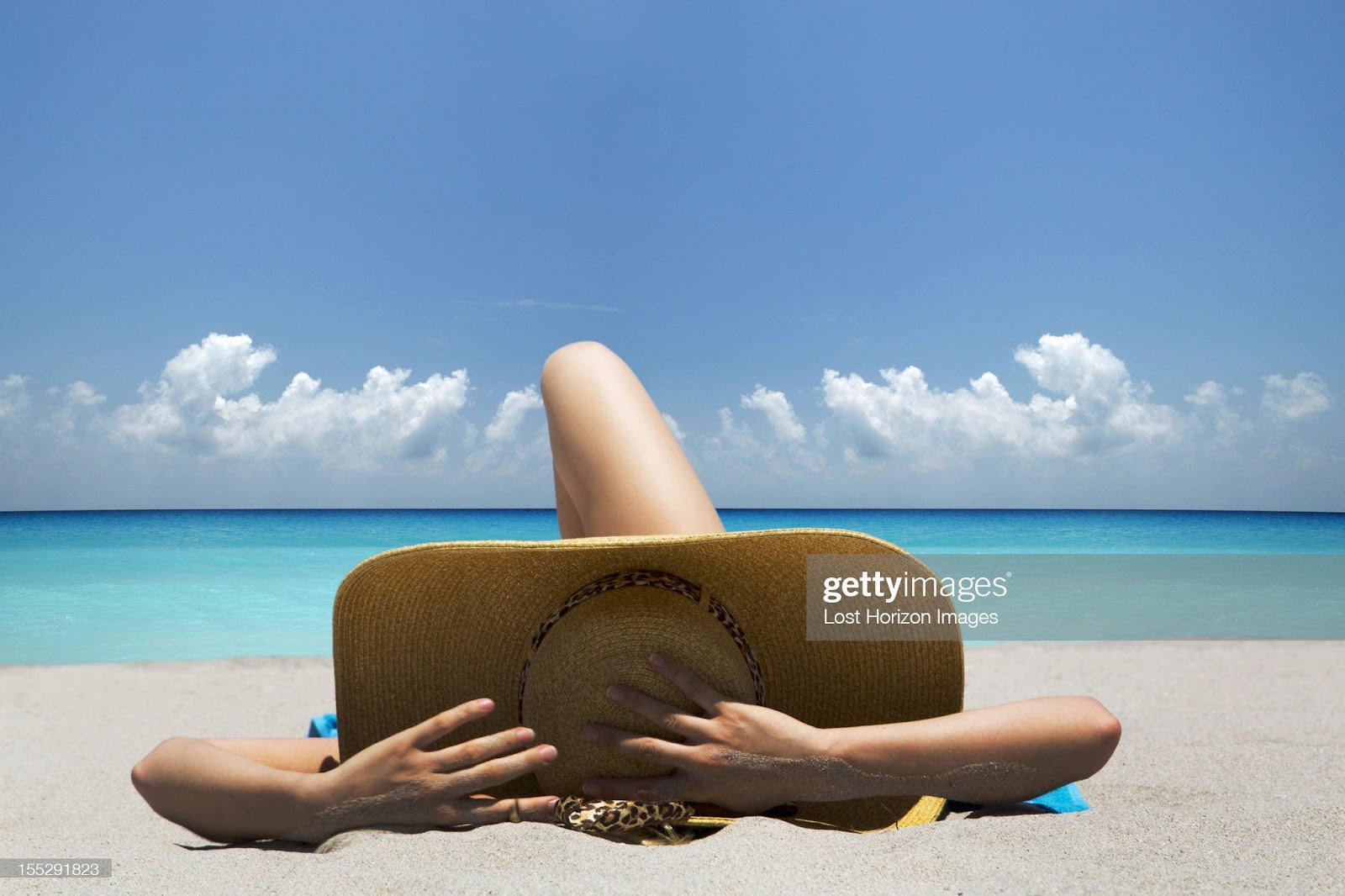 D:\Documenti\posts\posts\Miami\foto\donne normali\woman-laying-on-towel-on-beach-picture-id155291823.jpg