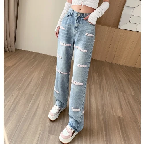 Jean femme à jambes larges, lettres brodées et coupe droite – Un look tendance et confortable pour toutes les occasions.