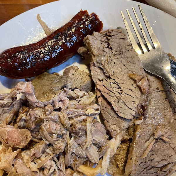 Sample platter - sausage, pulled pirk, brisket