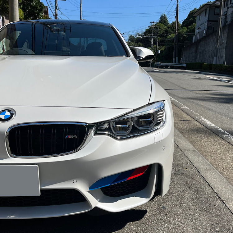 M4 クーペの純正流用・BMW M4・BMW F82 M4・BMW・左半顔写真展に関するカスタム事例の投稿画像1枚目