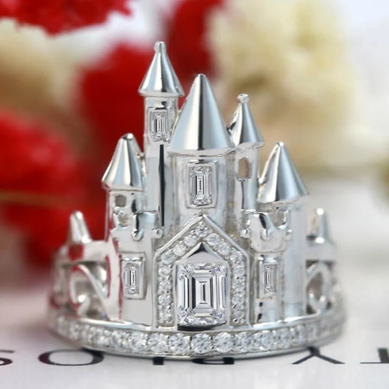 Damenring mit Zirkonia im Schloss-Design Funkelnder Schmuck für Frauen. Ein stilvoller Ring, der Ihrem Outfit eine märchenhafte Note verleiht und begeistert.