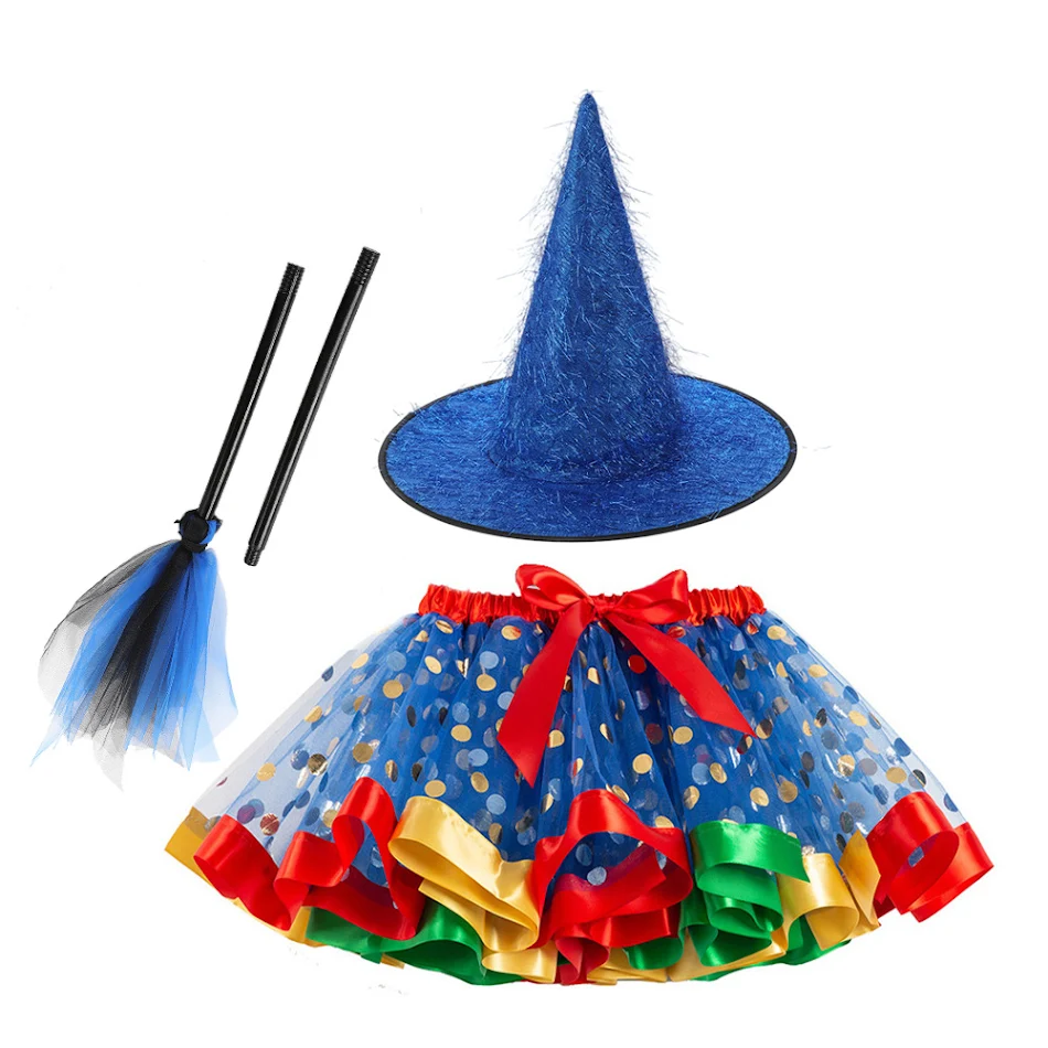 Halloween outfit met bedrukte tule hoed, bezem en driedelige rok. Perfect voor een griezelige en magische Halloween look.