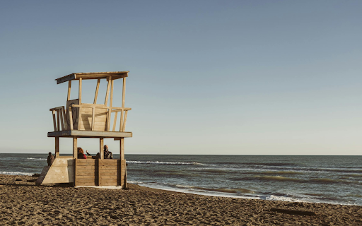 small house and beach screenshot 1