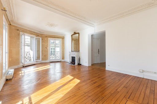 Living room parquet, fireplace, large windows - Luxury apartment / penthouse for sale in Paris 11ème, 5 rooms, 3 bedrooms