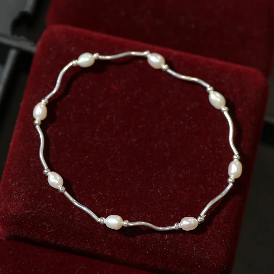 Natuurlijke zoetwaterparelketting met golfvorm en enkele ring. Verfraai uw look met deze unieke en elegante parelketting.