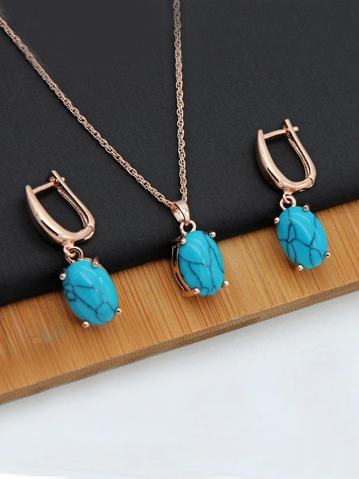 Gepersonaliseerde Korte Ketting in Effen Kleur voor Dubbel Gebruik. Veelzijdig accessoire voor casual of elegante looks.