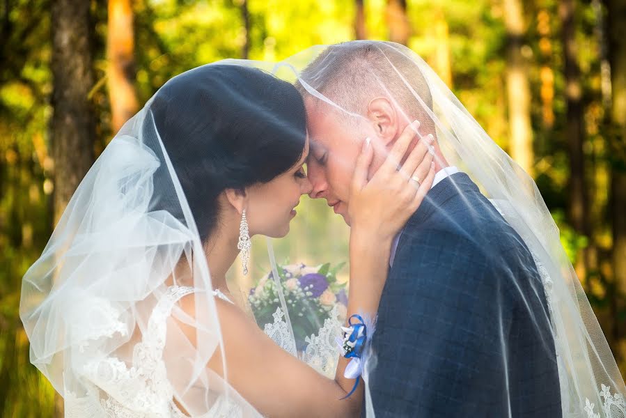 Fotógrafo de casamento Maksim Usik (zhlobin). Foto de 18 de agosto 2017