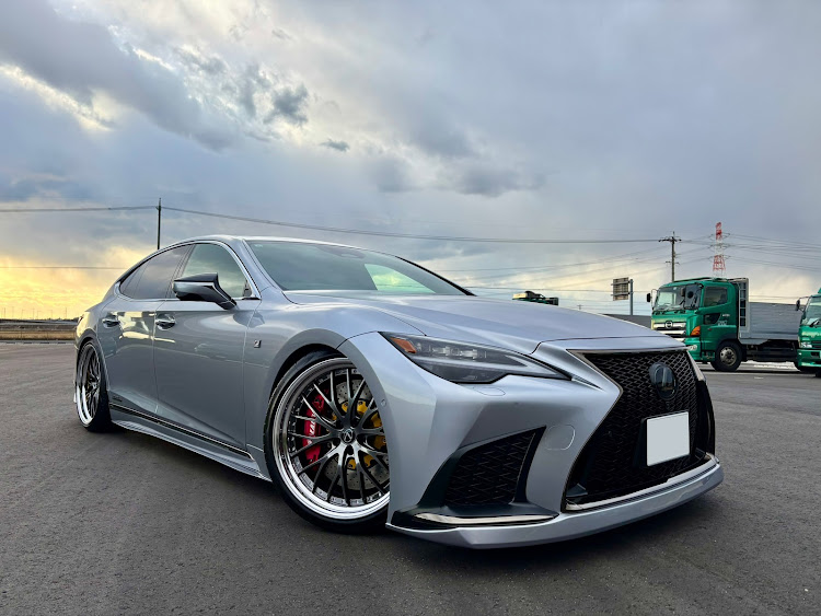 LSのローアングルショット・LS500h・明日はオフ会に関するカスタム事例の投稿画像1枚目