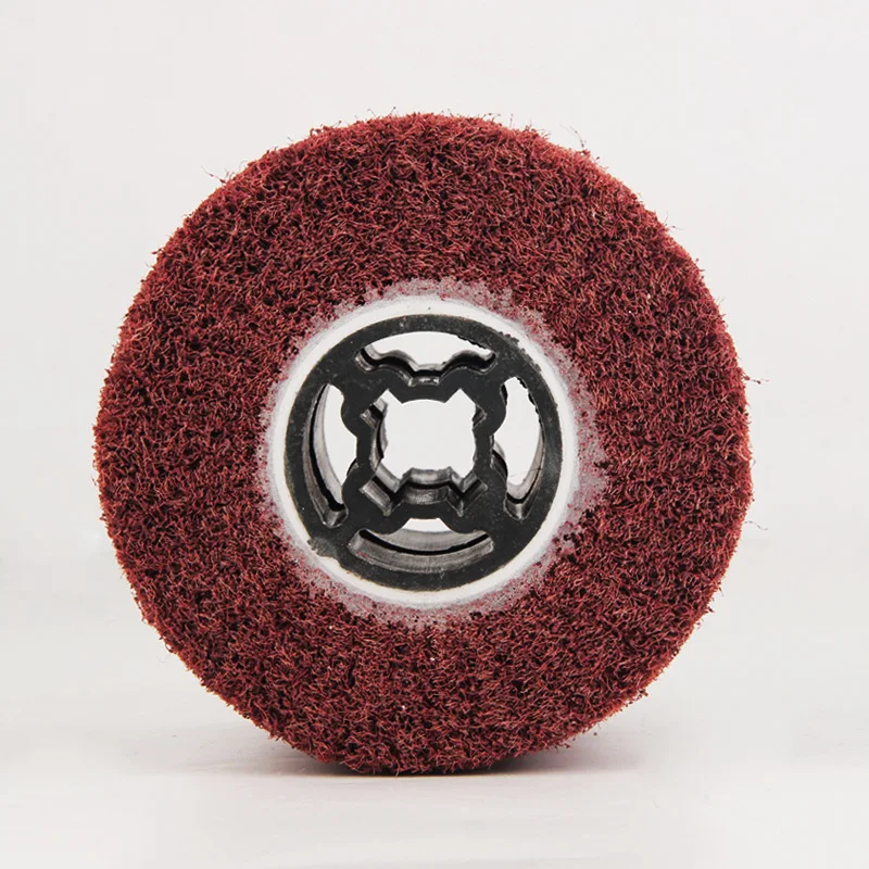 Disque de polissage en acier inoxydable avec tampon à récurer. Nettoie, polit et élimine la rouille pour des surfaces brillantes et impeccables.
