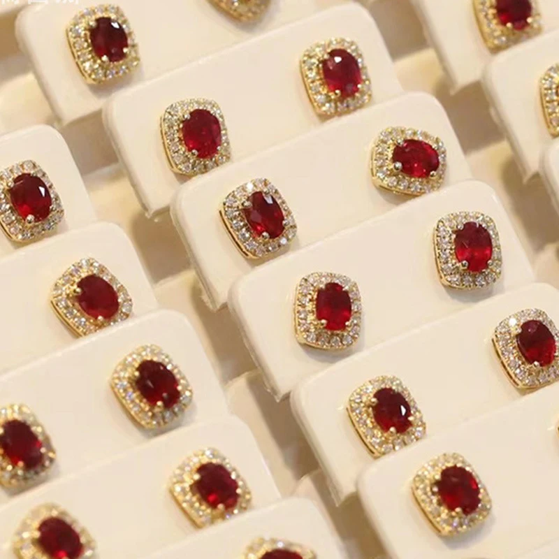 Boucles d'oreilles clous Vintage Rubis Corindon Zircon, élégance intemporelle. Des bijoux qui rehaussent votre style quotidien. Une touche de couleur.