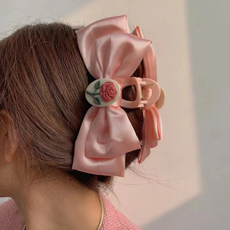 Sierlijke haarclip met strik en mesh, perfect voor verfijnde kapsels. Houdt het haar met gratie en stijl vast.