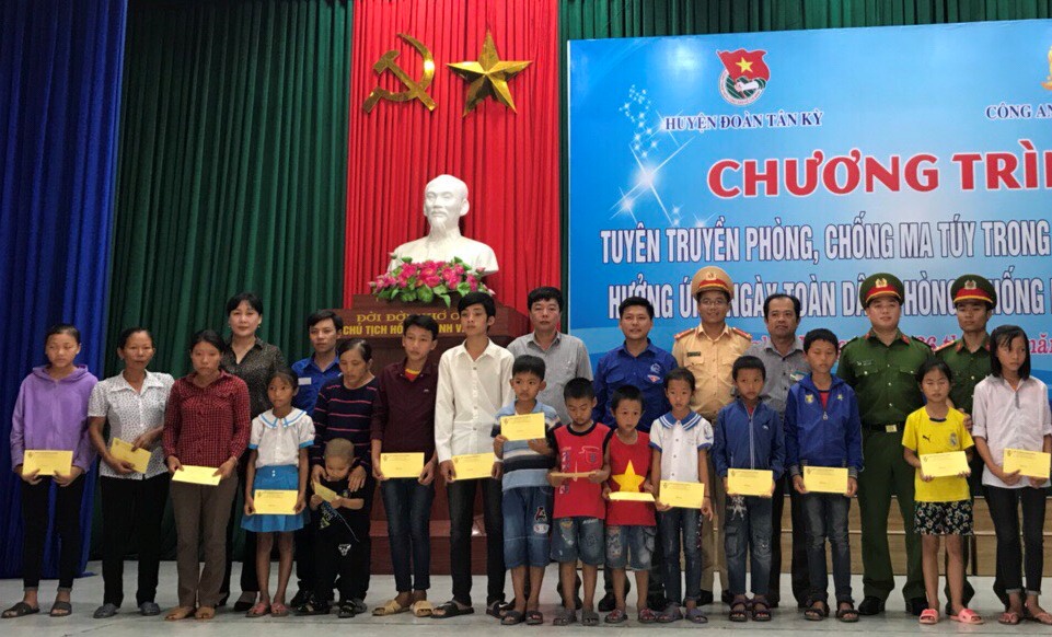 Chi đoàn Công an huyện Tân Kỳ tặng quà cho đoàn viên thanh niên, học sinh xã Kỳ Tân