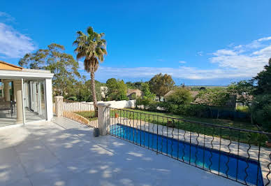 Maison avec piscine et terrasse 1