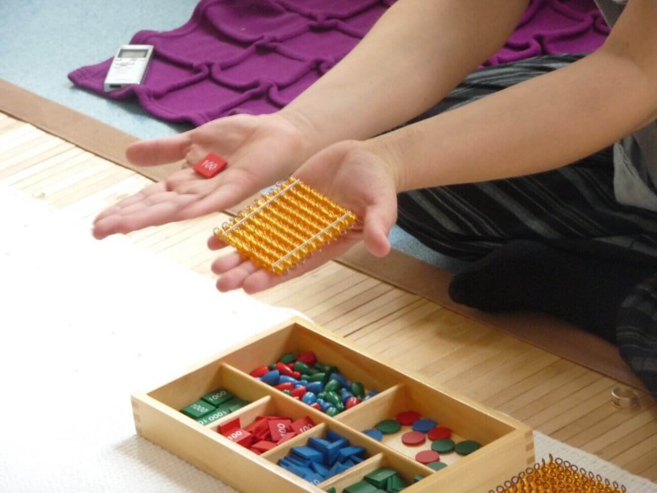 Material Montessori utilizado para aprender matemáticas