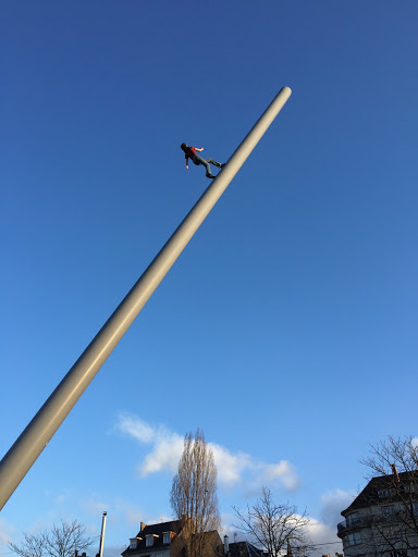 Femme marchant vers le ciel