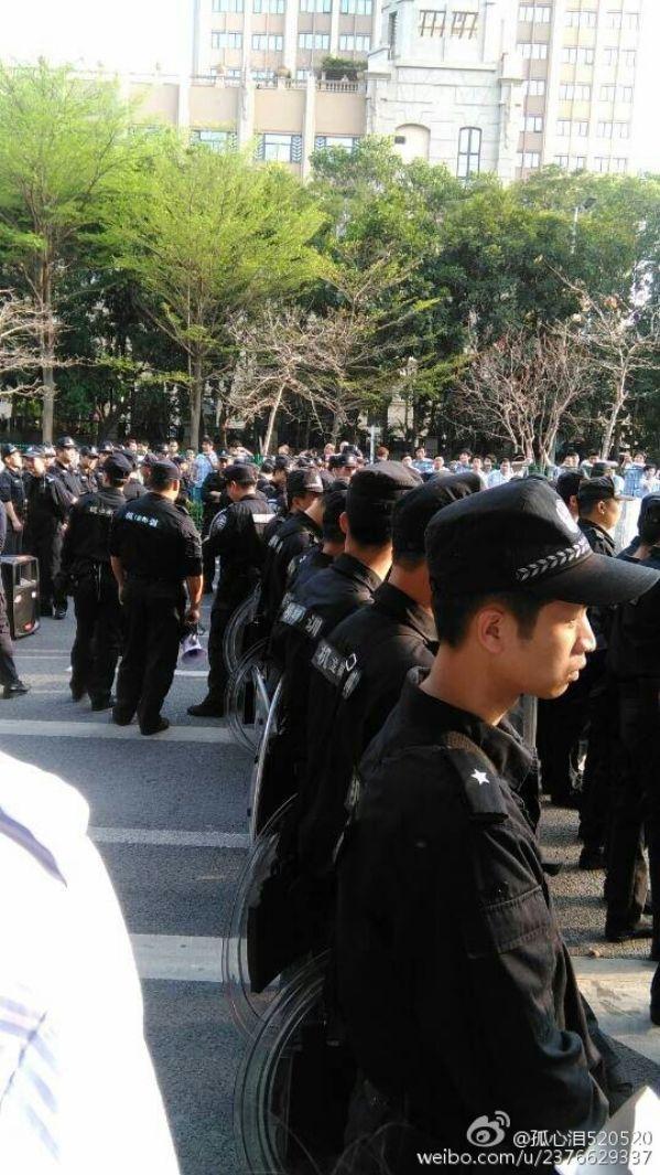 广东深圳5000工人罢工阻交通