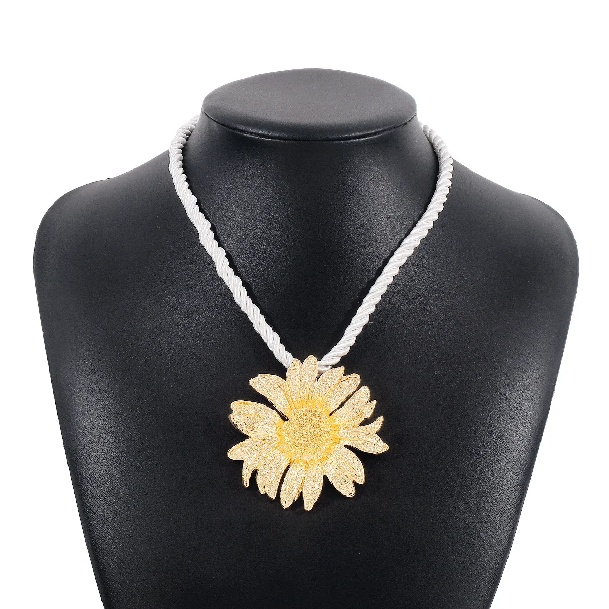 Title 10, Collier de clavicule avec pendentif fleur perso...
