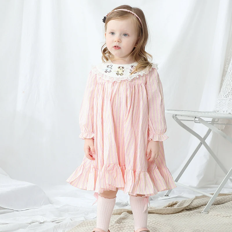 Kinder prinsessenjurk met revers, lange mouwen, geborduurd streepjespatroon. Comfortabel en stijlvol voor speciale gelegenheden.