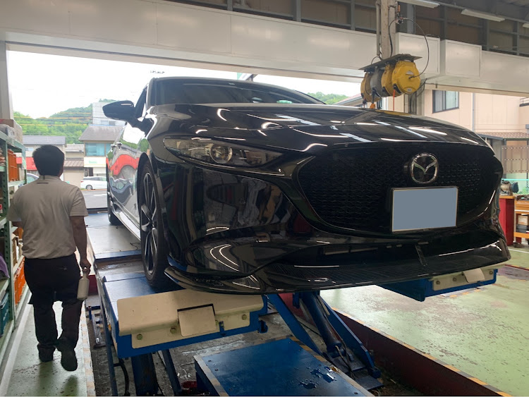 MAZDA3の点検中・ナンバーステー・タイヤあたるに関するカスタム事例の投稿画像1枚目