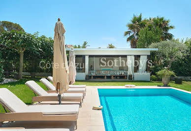Seaside villa with pool and garden 2