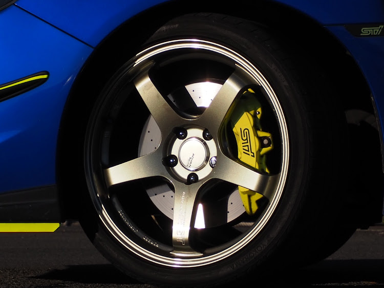 WRX STIの蛍光イエロー・こっそりリニューアル計画中🙊・ADVAN・ADVAN Racing GT BEYOND・OLYMPUSに関するカスタム事例の投稿画像3枚目