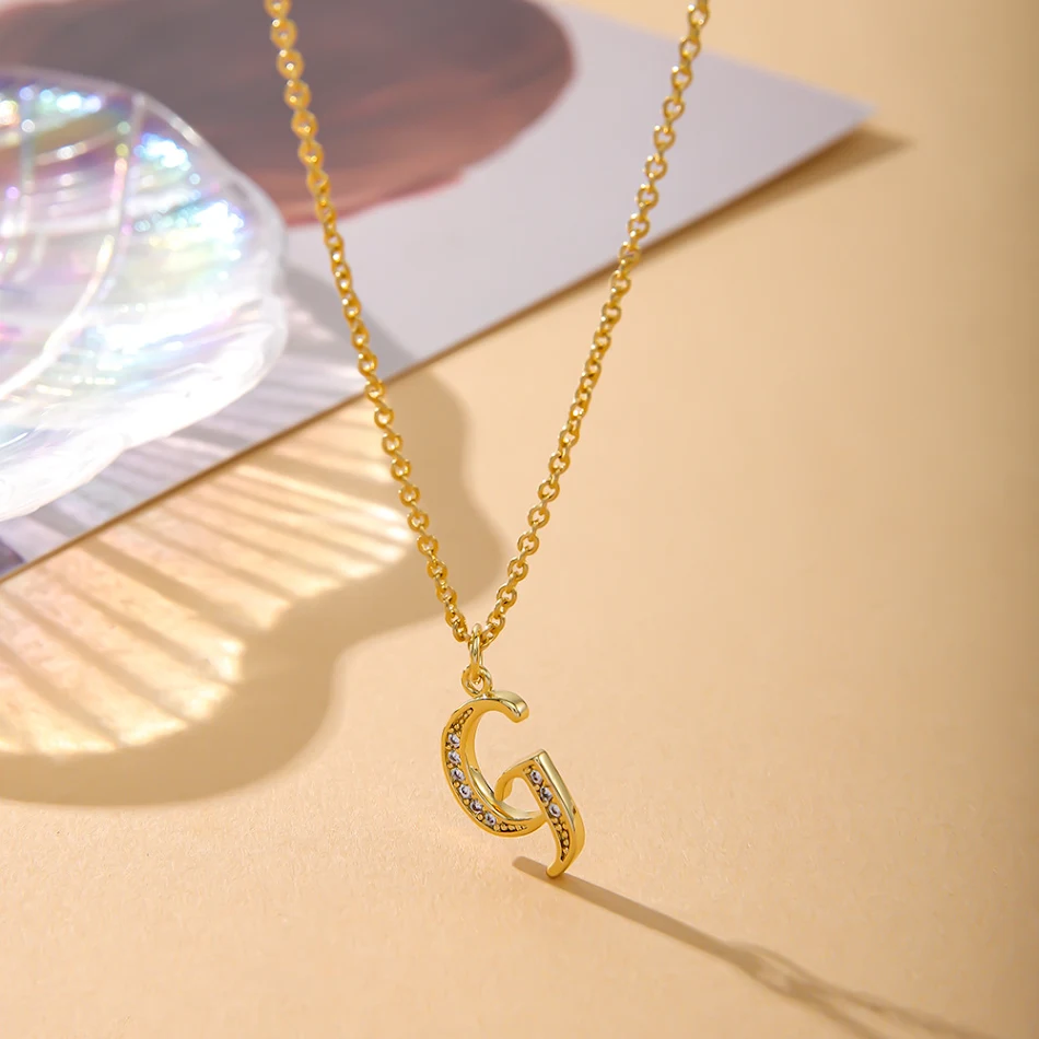 Collier en cuivre avec 26 lettres anglaises incrustées de zircon, un bijou de mode élégant et personnalisable pour vous.