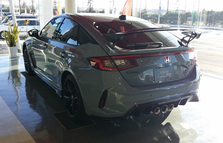 CR-Zの低いようで低くない丁度良い高さ・FL5タイプR・HONDA　VTEC・MUGENに関するカスタム事例の投稿画像3枚目