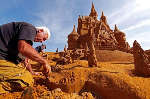 Nghệ nhân điêu khắc Franco Daga người Ý đang hoàn thiện nốt phần ngoài của tác phẩm.