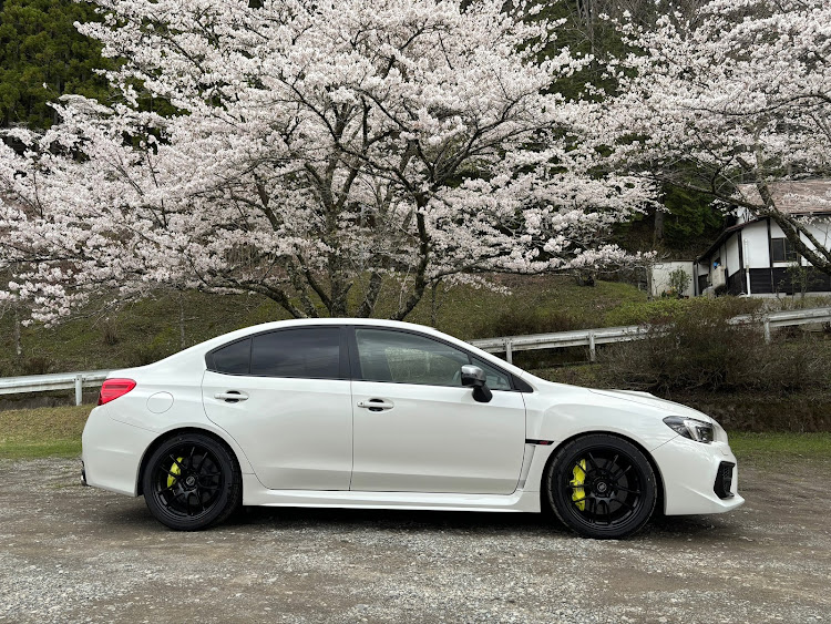 WRX STIの桜コラボ🌸に関するカスタム事例の投稿画像1枚目