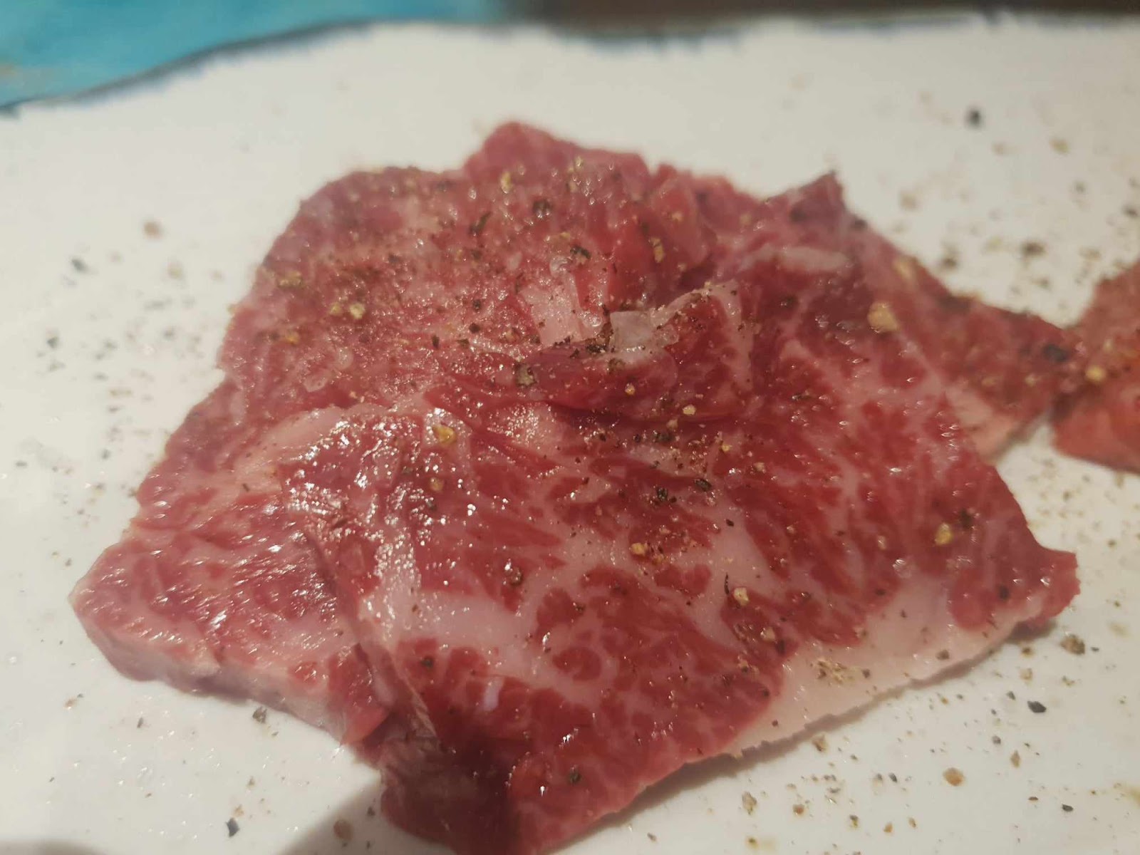 seasoned yakiniku beef cuts at 肉听 三条木屋町店