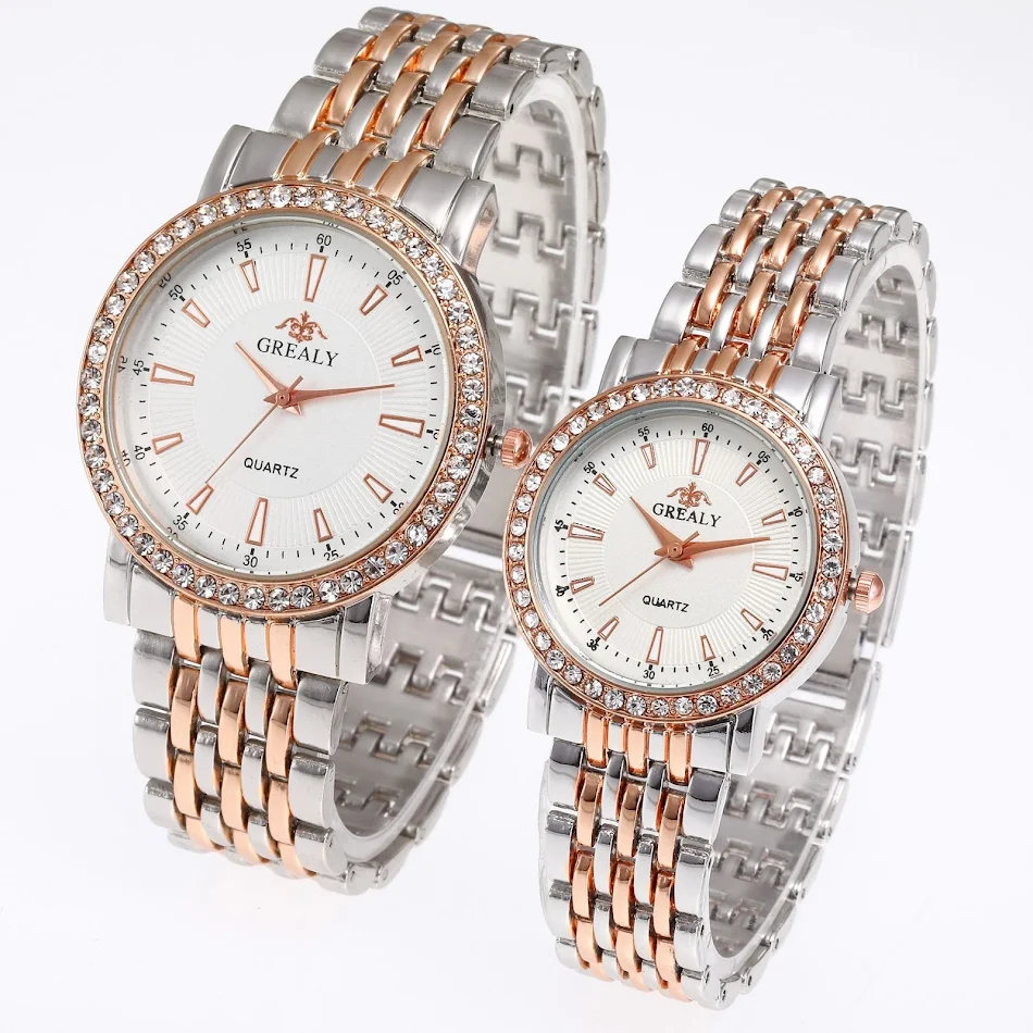 Montre de couple homme avec chiffres romains, diamants incrustés, bracelet en acier. Élégance et style pour costumes et tenues habillées.