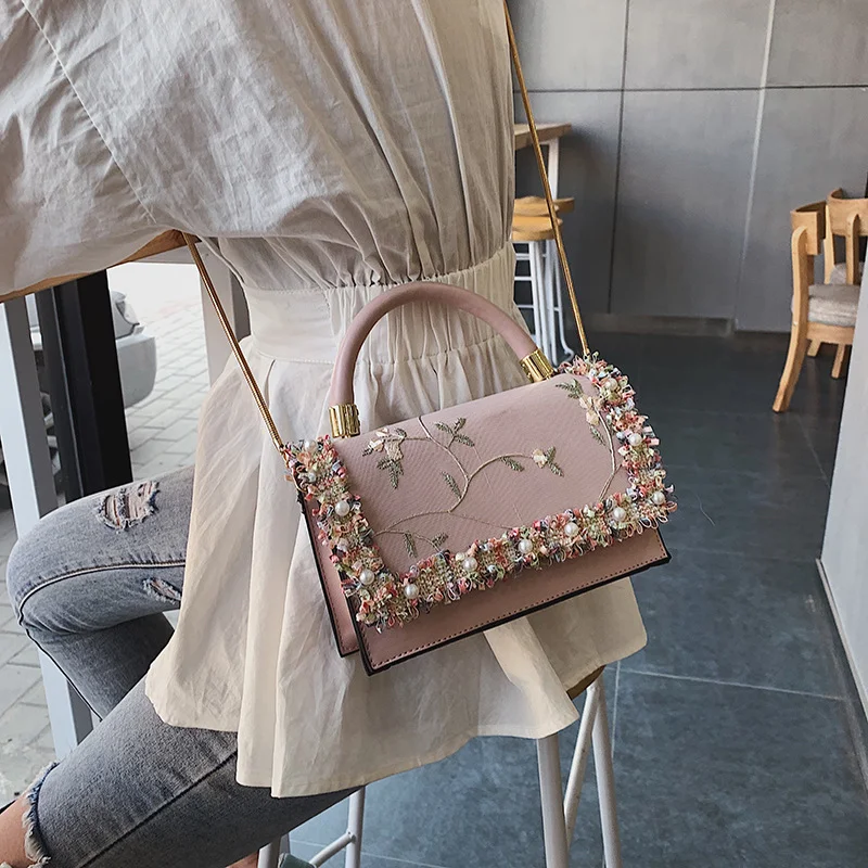 Petit sac carré portable à bandoulière unique. Transportez l'essentiel avec style et confort, idéal pour une utilisation quotidienne. Compact et pratique.