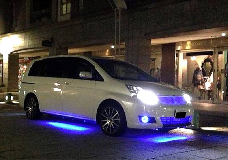 アイシスのトヨタ・アイシス・ワイルドスピード・スポコン・親の車勝手に改造に関するカスタム事例の投稿画像1枚目
