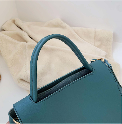Title 4, Fashionable and versatile large capacity messen...