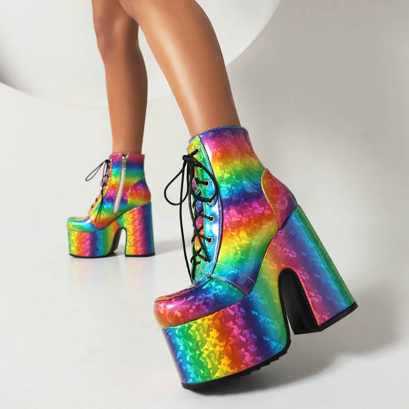 Botas de salto alto com tira no tornozelo na frente, perfeitas para um visual elegante e moderno. Adicione charme a qualquer look.