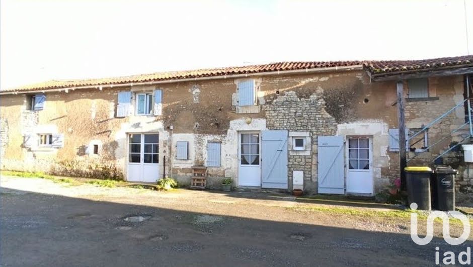 Vente maison 7 pièces 210 m² à Saint-Pierre-le-Vieux (85420), 117 000 €