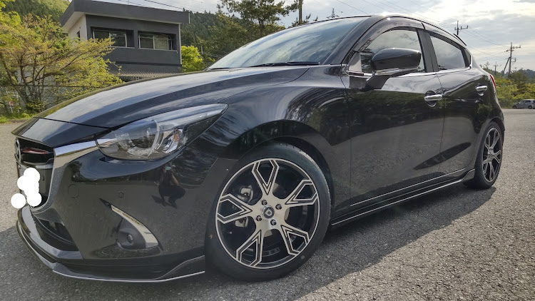 デミオのホイール交換・GW・ブリッツ車高調・DIY・ヤフオクに関するカスタム事例の投稿画像1枚目