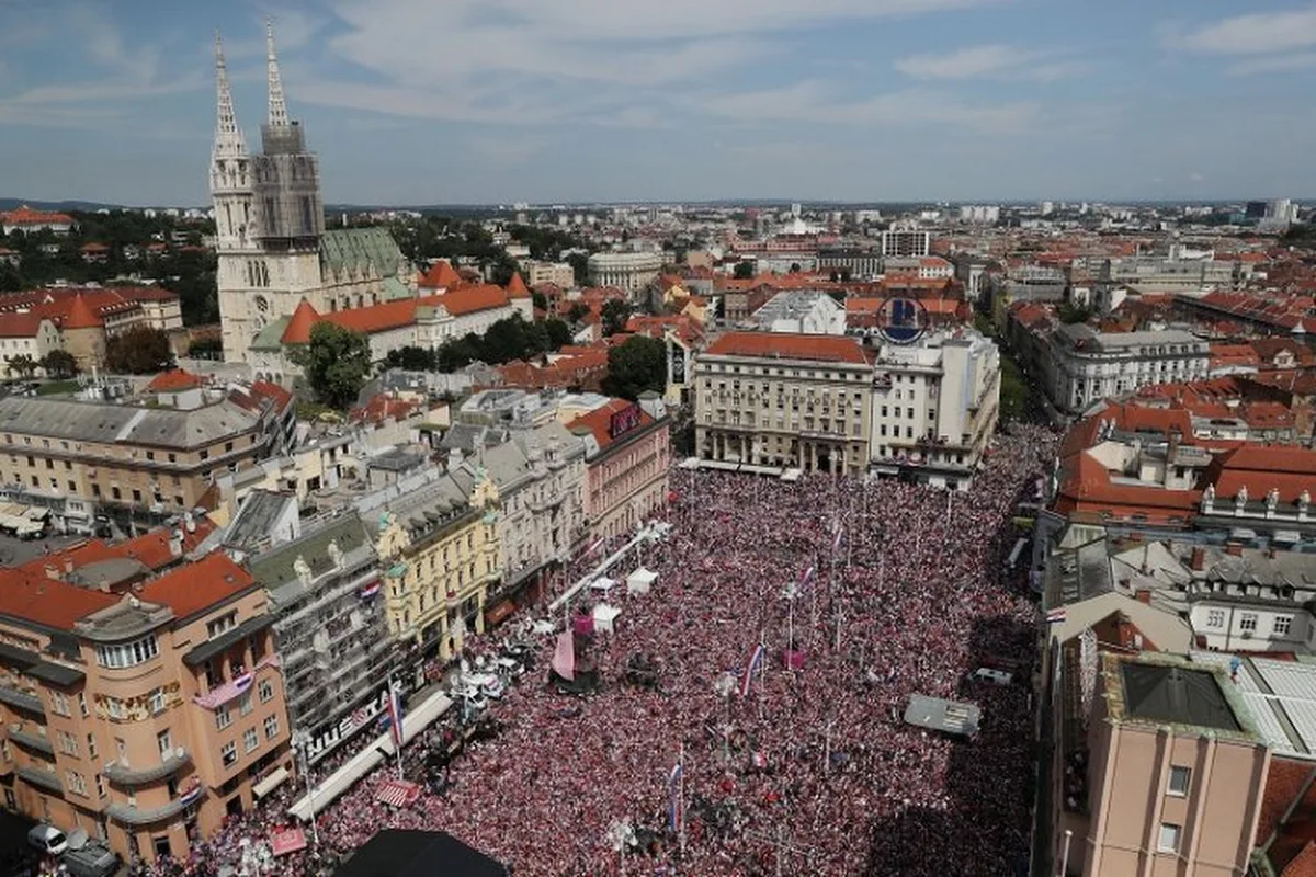 ? Incroyable ! Plus de 100 000 Croates accueillent les finalistes du Mondial comme de véritables héros 