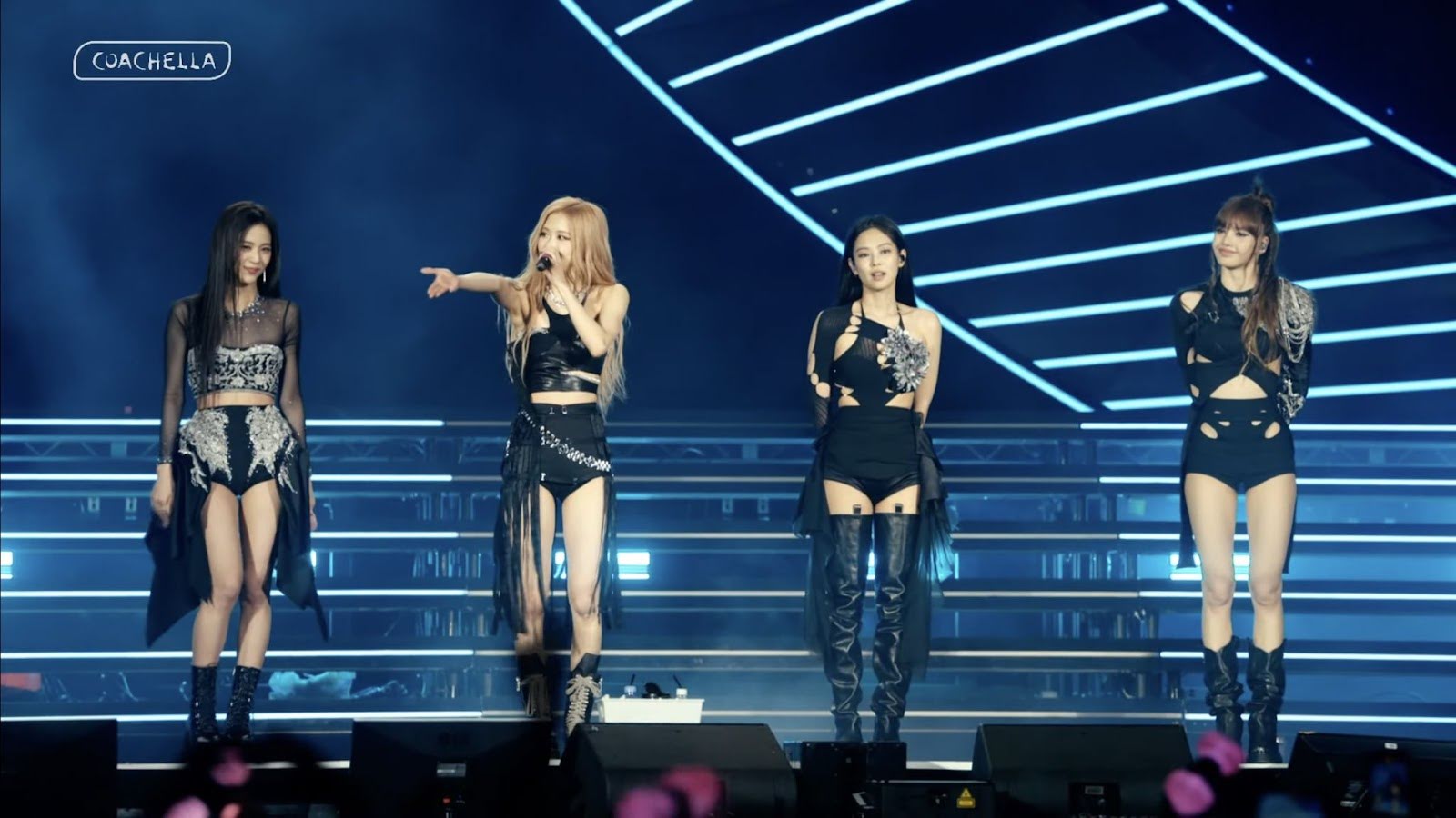 Танец Джису из BLACKPINK на стуле под Pretty Savage на Coachella 2023 был настолько горячим, что стал вирусным