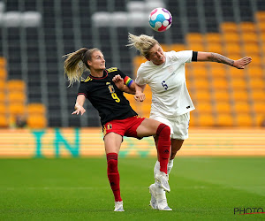 📷 Tessa Wullaert showt het nieuwe truitje van Duivels en Flames