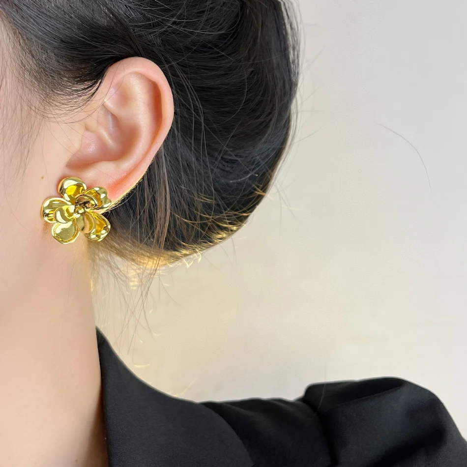 Boucles d'oreilles clous Fleur Dorée Aiguille Argentée Rétro Simple, un bijou intemporel pour un look élégant et raffiné, parfait pour toutes occasions.