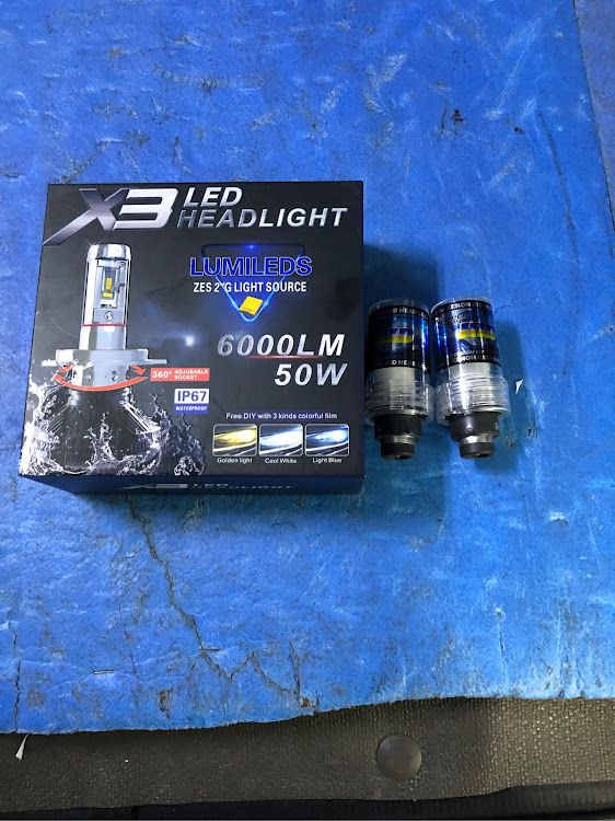 プリウスのHIDバルブ交換・ドラレコ取り付け・防犯対策に関するカスタム事例の投稿画像1枚目