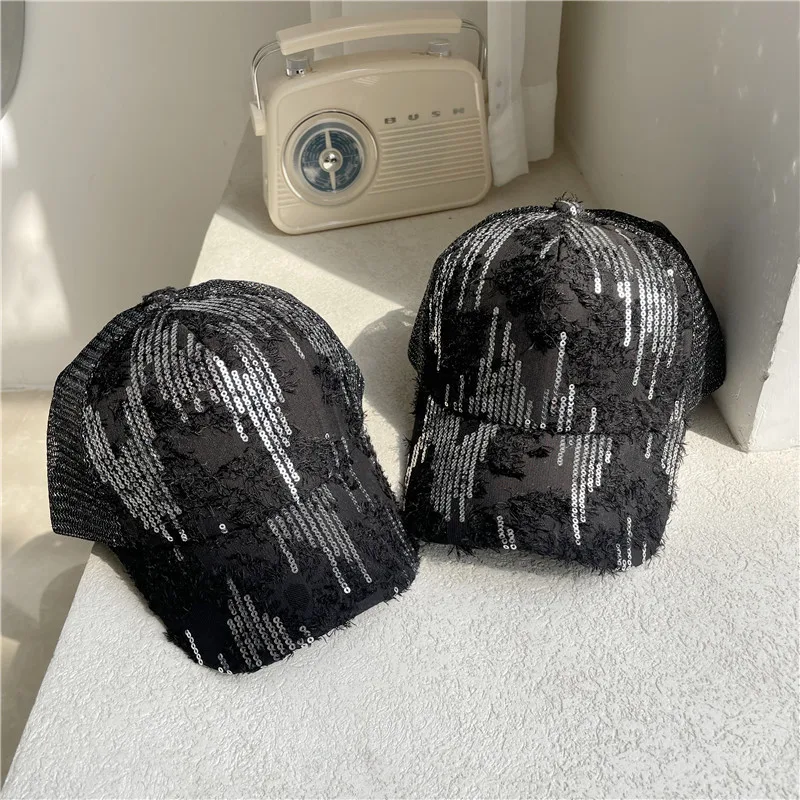 Chapeau de soleil respirant avec sequins plumes. Protection solaire légère et élégante, idéal pour la plage et les activités en plein air.