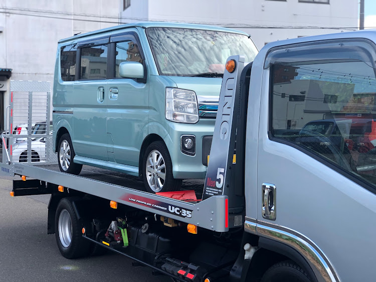 エルフトラックの保険ロードサービス・積載車で搬送・ガラス割れに関するカスタム事例の投稿画像1枚目