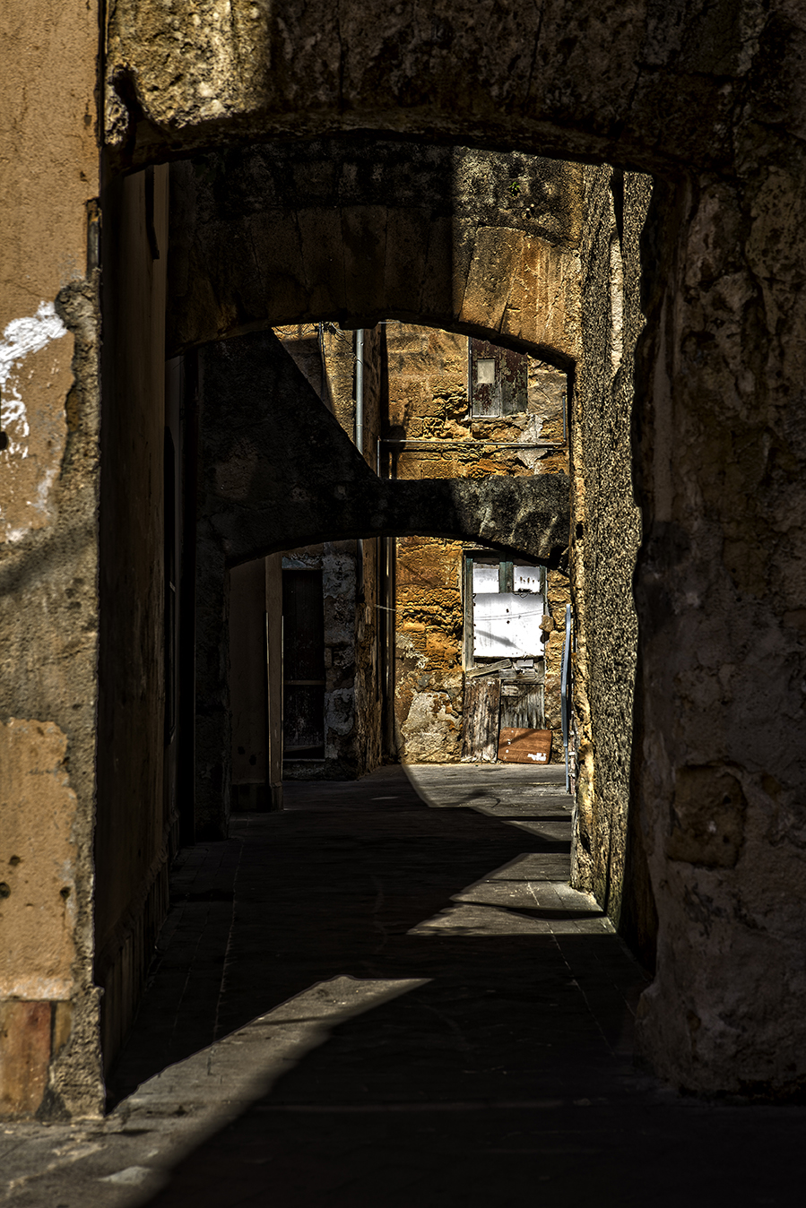 Contrasto di luce e ombre fra i vicoli di Mazara del Vallo di FrancescoPaolo