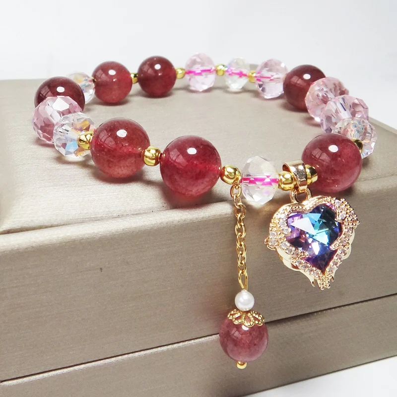 Bracelet en quartz fraise naturel pour femmes, mode d'été haute couture. Un bijou élégant pour un style estival sophistiqué.