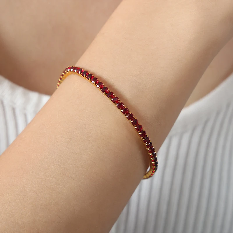 Kleurrijke zirkonia stretcharmband van titanium staal. Comfortabel en stijlvol, ideaal voor dagelijks gebruik en als cadeau.